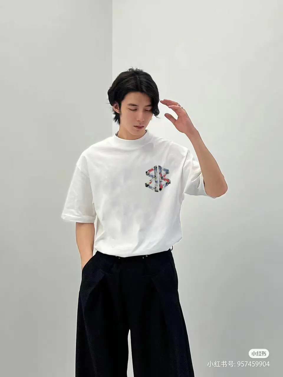P80✨🔥 BALENCIAGA Paris lettering printed short-sleeved T-shirt. Custom-woven and dyed 300 grams of combed cotton heavyweight fabric. Zero color difference in threads. Perfect details. Different from the current currency version. Welcome to compare. Same Style for men and women. Must-sell in the picture above. Color: White Black Size: 1 2 3 4